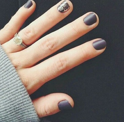 Manicure monocromática 2024. Novidades fotográficas para unhas curtas, ideias com strass, brilhos