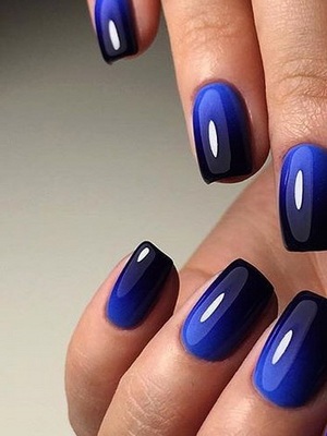 Manicure monocromática 2024. Novidades fotográficas para unhas curtas, ideias com strass, brilhos