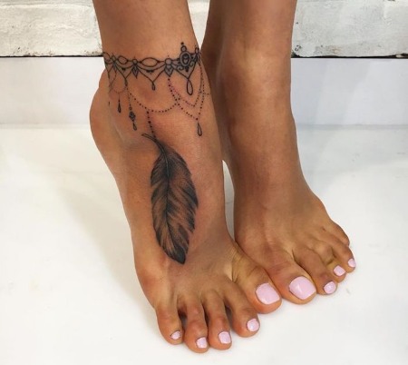 Tatuagens no tornozelo para meninas: inscrições em latim, pulseiras, flores. Fotos e esboços, significados de desenhos