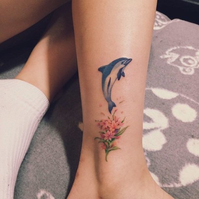 Tatuagens no tornozelo para meninas: inscrições em latim, pulseiras, flores. Fotos e esboços, significados de desenhos