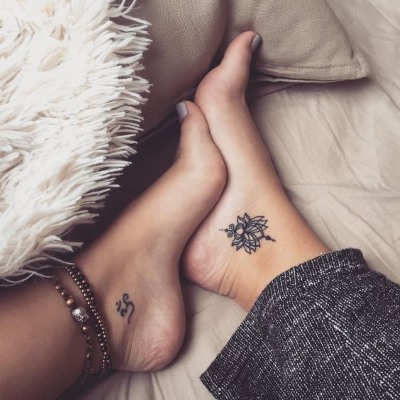 Tatuagens no tornozelo para meninas: inscrições em latim, pulseiras, flores. Fotos e esboços, significados de desenhos