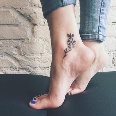 Tatuagens no tornozelo para meninas: inscrições em latim, pulseiras, flores. Fotos e esboços, significados de desenhos