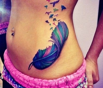 Tatouage de plumes - la signification d'une fille avec un mot, des oiseaux, un paon sur la jambe, le bras, le poignet, l'abdomen, le cou, le dos, la clavicule, de son côté