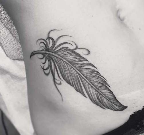 Tatuagem de pena - o significado de uma menina com uma palavra, pássaros, um pavão em sua perna, braço, pulso, abdômen, pescoço, costas, clavícula, de lado