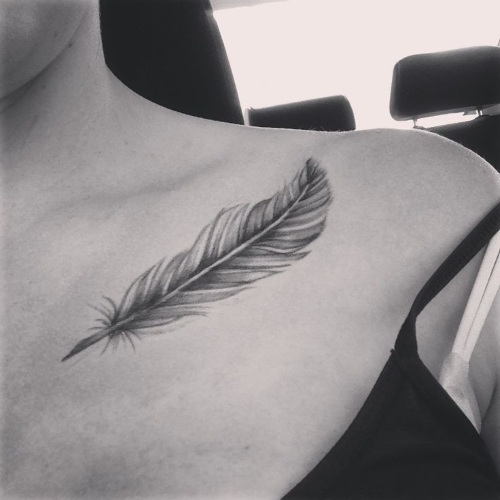 Tatuagem de pena - o significado de uma menina com uma palavra, pássaros, um pavão em sua perna, braço, pulso, abdômen, pescoço, costas, clavícula, de lado