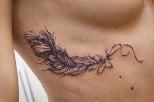 Tatouage de plumes - la signification d'une fille avec un mot, des oiseaux, un paon sur la jambe, le bras, le poignet, l'abdomen, le cou, le dos, la clavicule, de son côté