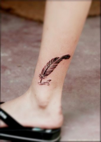 Tatuagem de pena - o significado de uma menina com uma palavra, pássaros, um pavão em sua perna, braço, pulso, abdômen, pescoço, costas, clavícula, de lado