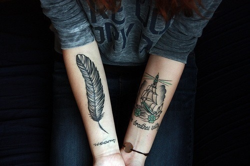 Tatouage de plumes - la signification d'une fille avec un mot, des oiseaux, un paon sur la jambe, le bras, le poignet, l'abdomen, le cou, le dos, la clavicule, de son côté