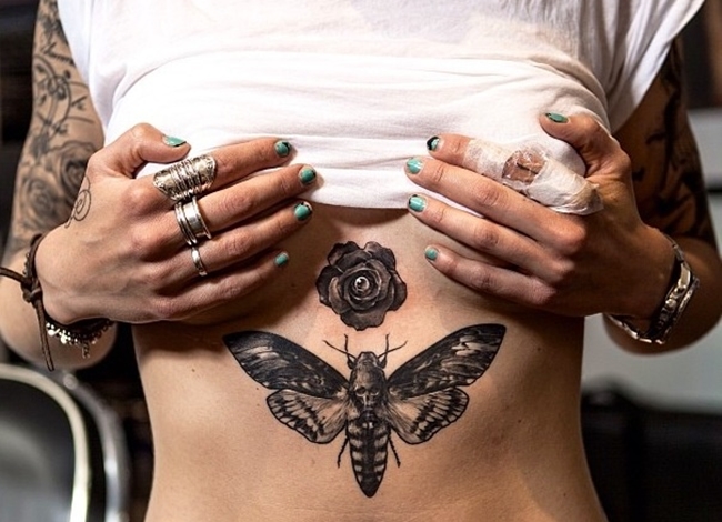 Tatuagem sob o esterno em meninas. Fotos, esboços e significados: inscrições com tradução, pequeno, bonito, flor rosa, coração, gótico