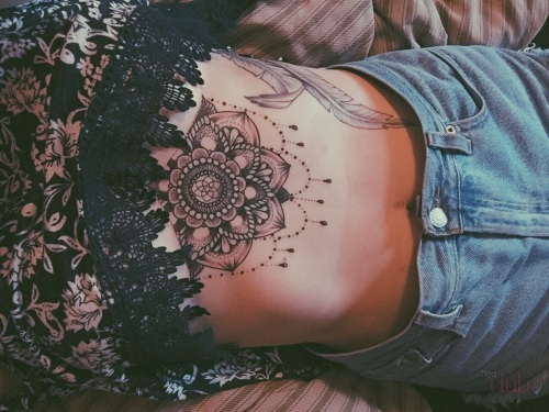 Tatuagem sob o esterno em meninas. Fotos, esboços e significados: inscrições com tradução, pequeno, bonito, flor rosa, coração, gótico