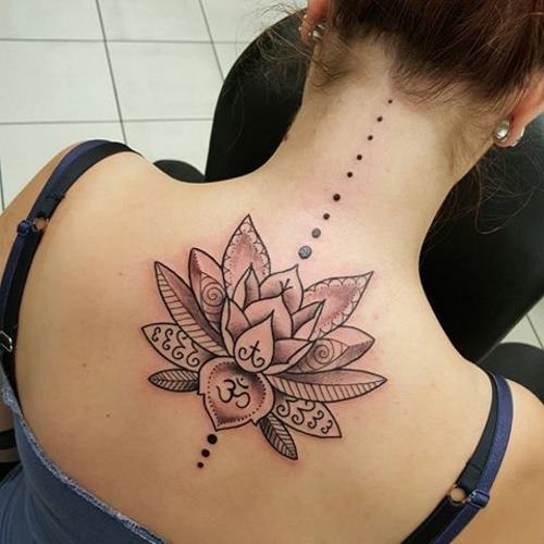 Tatuagens para meninas nas costas com desenhos e fotos: inscrições populares com significados e tradução, asas e pequenos desenhos