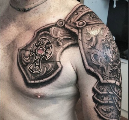 Tatuagens para homens no ombro: eslavos, padrões celtas, inscrições, com uma sensação de força e bondade, preto e branco e em cores