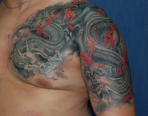 Tatouages ​​pour hommes sur l'épaule: motifs slaves, celtiques, inscriptions, avec un sentiment de force et de bonté, noir et blanc et couleur