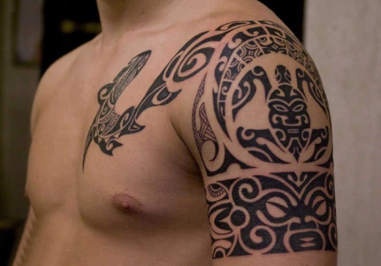 Tatouages ​​pour hommes sur l'épaule: motifs slaves, celtiques, inscriptions, avec un sentiment de force et de bonté, noir et blanc et couleur