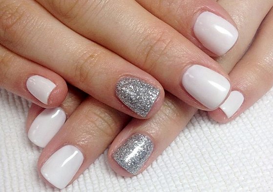 Manicure branca para unhas curtas. Novos itens e designs da moda com ouro, strass, padrões, gradientes, fitas, caldos