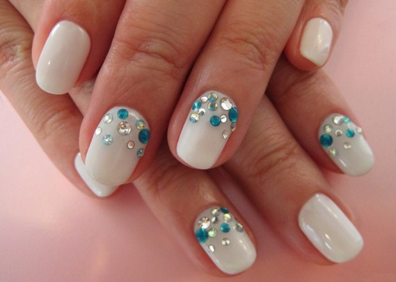 Manicure branca para unhas curtas. Novos itens e designs da moda com ouro, strass, padrões, gradientes, fitas, caldos