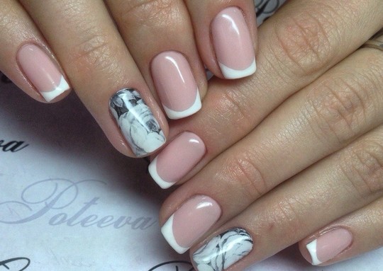 Manicure branca para unhas curtas. Novos itens e designs da moda com ouro, strass, padrões, gradientes, fitas, caldos