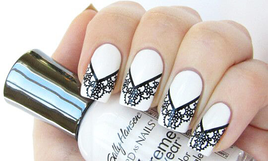 Manicure branca para unhas curtas. Novos itens e designs da moda com ouro, strass, padrões, gradientes, fitas, caldos