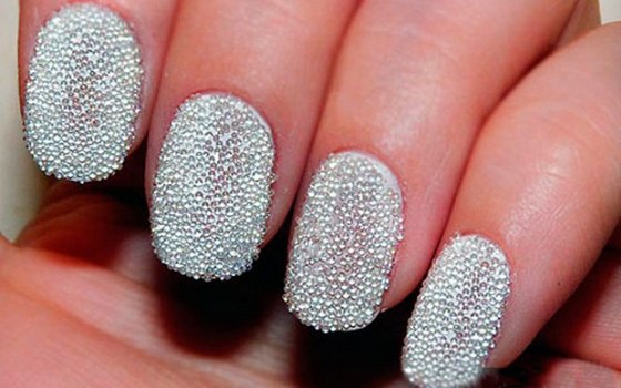 Manicure branca para unhas curtas. Novos itens e designs da moda com ouro, strass, padrões, gradientes, fitas, caldos