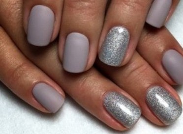 Manicure branca para unhas curtas. Novos itens e designs da moda com ouro, strass, padrões, gradientes, fitas, caldos