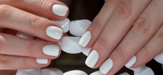 Manicure branca para unhas curtas. Novos itens e designs da moda com ouro, strass, padrões, gradientes, fitas, caldos