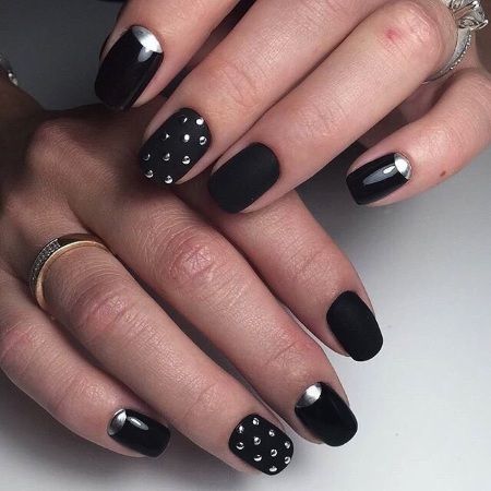 Manicure preta para unhas curtas. Foto, geometria de desenho, com strass, novos itens com brilhos, fricção, buracos