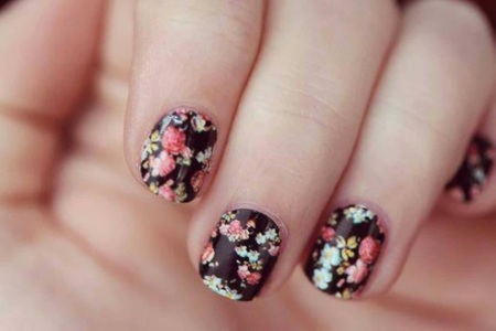 Manicure preta para unhas curtas. Foto, geometria de desenho, com strass, novos itens com brilhos, fricção, buracos