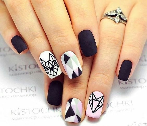 Manicure preta para unhas curtas. Foto, geometria de desenho, com strass, novos itens com brilhos, fricção, buracos