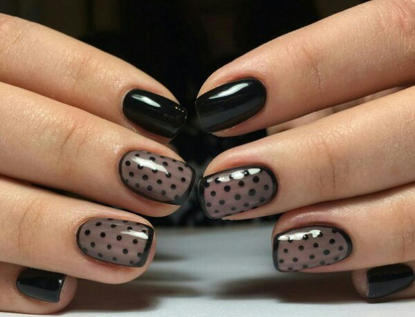 Manicure preta para unhas curtas. Foto, geometria de desenho, com strass, novos itens com brilhos, fricção, buracos