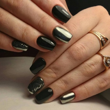 Manicure preta para unhas curtas. Foto, geometria de desenho, com strass, novos itens com brilhos, fricção, buracos