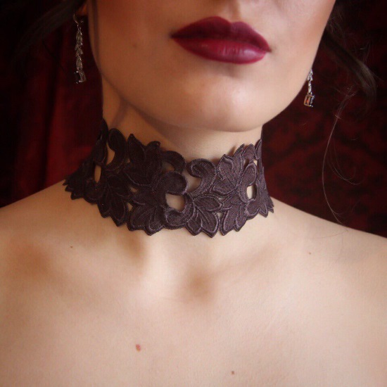 Chokers pe gât: fotografii de femei și bărbați. Cum se fac chokers din margele, piele, dantelă, căști, colier cu inel