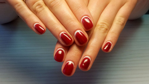 Desenho de unhas vermelho e branco: foto, tecnologia, como aplicar passo a passo para iniciantes. Ideias de design, novos itens