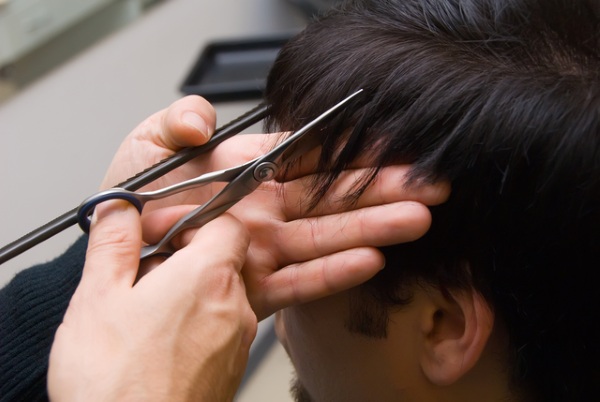 Desbaste de cabelo, antes e depois das fotos. Como fazer para cachos curtos finos e cacheados ao longo de todo o comprimento ao cortar, como fica, quem combina com