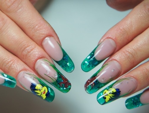 Francês em unhas amendoadas. Desenhos elegantes com strass, brilhos, buracos, fricção, padrões delicados. Uma foto