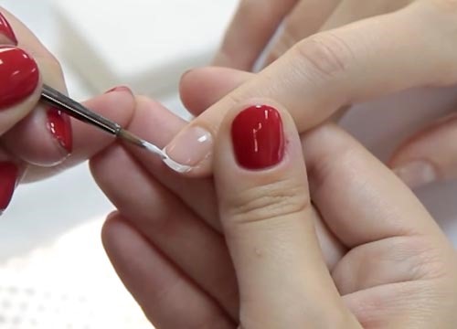 Aprender a pintar as unhas com esmalte de gel, tintas acrílicas, agulha, desenhar linhas finas, padrões, cachos. Passo a passo com foto