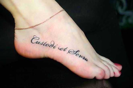 Inscrições de tatuagem para meninas - com significado, em latim com tradução, belos estilos, desenhos, fotos