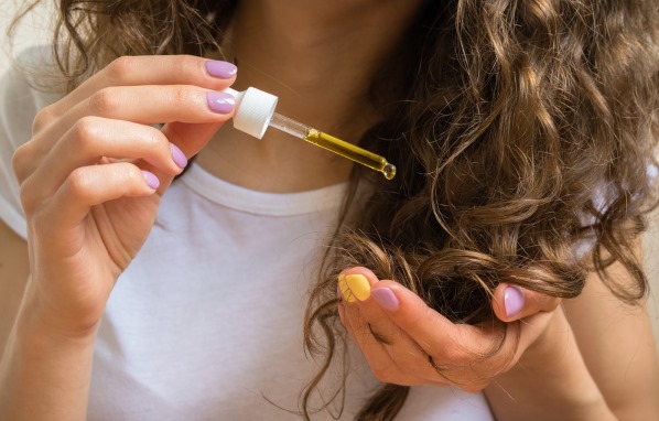 Luzes escuras no cabelo loiro. Quem combina, como escolher uma cor e fazer coloração em casa