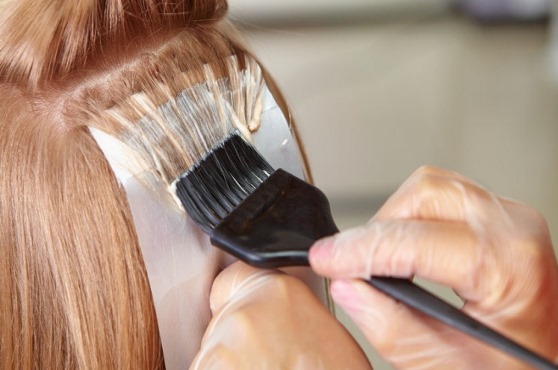 Luzes escuras no cabelo loiro. Quem combina, como escolher uma cor e fazer coloração em casa