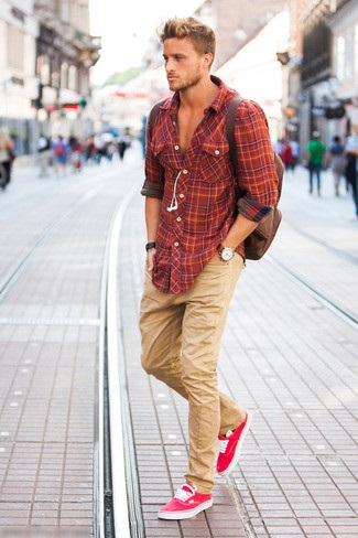 Com o que vestir calça marrom para mulher, homem. Foto: veludo cotelê, couro, xadrez, estampado, setas, estreito e largo, clássico