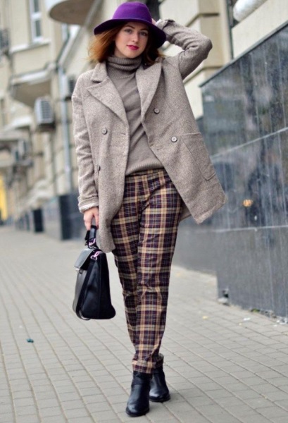 Avec quoi porter un pantalon marron pour femme, homme. Photo: velours côtelé, cuir, plaid, imprimé, flèches, étroit et large, classique