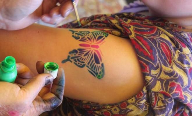 Tatuaje temporare. Cum se face acasă: stilou gel, henna, vopsea, autocolante, colorate și alb-negru, creion de ochi, marker, folosind un șablon