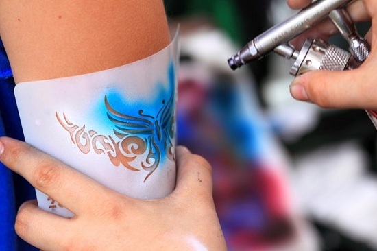 Tatuagens temporárias. Como fazer em casa: caneta gel, hena, tinta, adesivos, colorido e preto e branco, delineador, marcador, usando estêncil