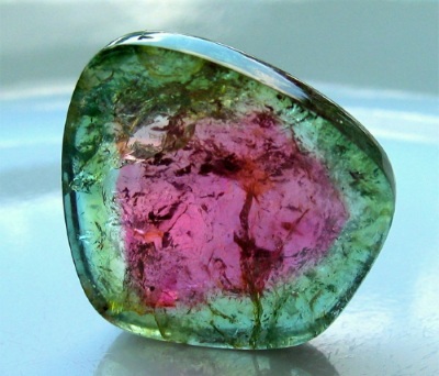 Pierre de tourmaline. Propriétés et signification, qui convient au noir, au bleu, à la pastèque, au rose, au vert, au marron. Effets photo et magiques et curatifs