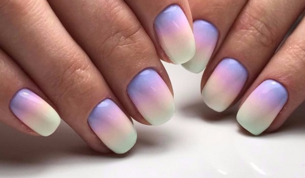 Forma quadrada de pregos. Como fazer gel de polonês, novo design 2024, linda manicure em casa. Uma foto