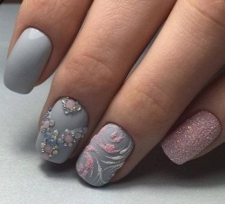 Manicure cinza-rosa. Fotos, novidades. Tendências de design de moda em 2024: francês, com glitter, strass, gradiente, goma laca, listras