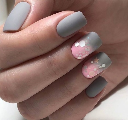 Manicure cinza-rosa. Fotos, novidades. Tendências de design de moda em 2024: francês, com glitter, strass, gradiente, goma laca, listras