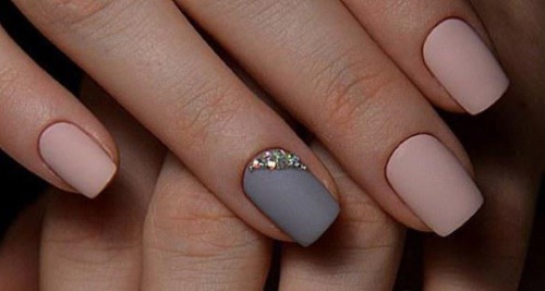 Manicure cinza-rosa. Fotos, novidades. Tendências de design de moda em 2024: francês, com glitter, strass, gradiente, goma laca, listras