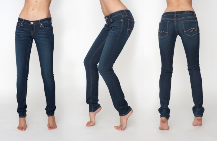 O que vestir com jeans femininos azuis. Foto com cintura alta, cintura alta, rasgada. Imagens e ideias elegantes