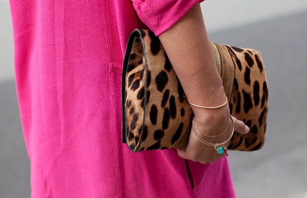 Fuchsia dans les vêtements. Photo, combinaison avec d'autres couleurs. Que porter avec des chaussures, une robe, une jupe fuchsia