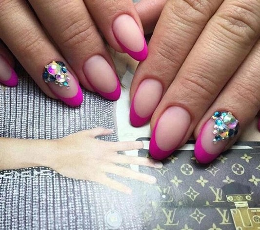 Manicure francesa com strass. Foto, tendências de design da moda. Como fazer goma-laca e polimento em gel